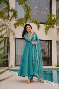 Vestido de seda con bordado de diseño y detalles de codificación, con pantalón y dupatta, completamente cosido, listo para usar. - Product Image 1