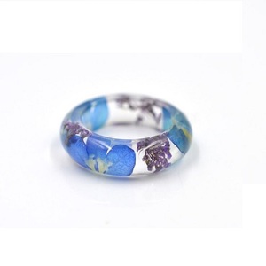 Brazalete Delgado de Resina Baquelita de Color Vibrante, Joyería Vintage Tallada, Hecho a Mano, Moda en Joyería de Resina - Product Image 1