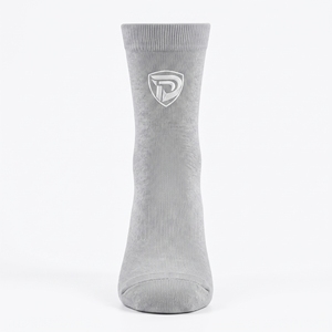 Calcetines grises con logo blanco en el puño, transpirables, de punto, para uso casual, para adultos. - Product Image 1