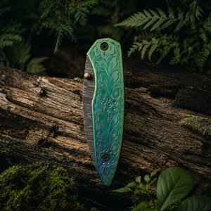 Couteau de poche pliant artisanal en acier Damas de qualité industrielle Pasha Enterprises, lame à pointe tombante, manche gravé vert, garantie 3 ans - Product Image 6