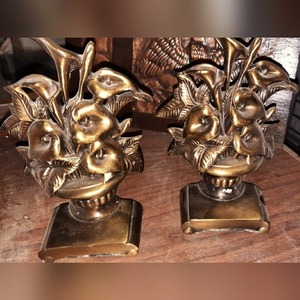 Juego de 2 sujetalibros escultóricos de latón con diseño tradicional de naturaleza muerta, decoración artesanal de metal. - Product Image 1