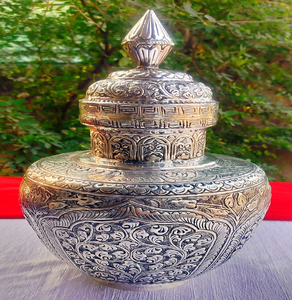 Kalash doré magnifiquement peint avec des motifs en émail colorés et un couvercle en feuille de mangue. Charmes ethniques disponibles à prix de gros. - Product Image 3