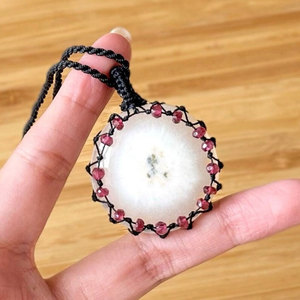 สร้อยคอควอตซ์พลังงานแสงอาทิตย์ทำมือ ประดับคริสตัลสีชมพู ลูกปัดมาคราเม่ จี้ห้อยปรับได้ สายสีดำ สไตล์โบโฮ เครื่องประดับบำบัดรักษา - Product Image 3