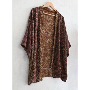 Kimono corto de seda india hecho a mano para mujer, bata estampada estilo bohemio para dormir. - Product Image 2