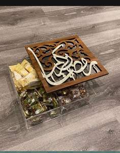 Caja organizadora de lujo con compartimentos de madera y tapa acrílica para chocolates variados y frutos secos - Product Image 5