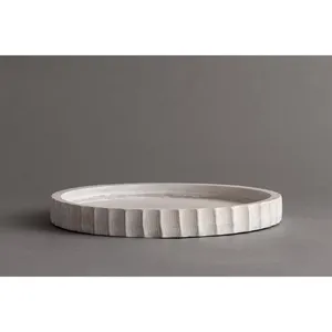 Plateau décoratif contemporain avec surface en métal martelé artisanal, plateau de rangement de luxe fait main, plateau de service rond en bois - Product Image 1