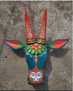 Têtes de taureau en résine peintes à la main, exquises, pour décoration murale. Motifs ethniques uniques, durables et légères. Vente en gros disponible. - Product Image 5