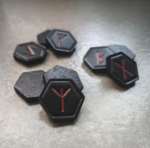 Juego de Runas de Cuero con Bolsa de Cuero Hecha a Mano, Piedras de Adivinación Nórdicas Futhark, Regalo Espiritual Tradicional para Coleccionistas - Product Image 3