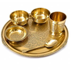 Juego de vajilla tradicional de bronce Kansa grabado, incluye un thali floral, vaso y cuchara, disponible a precios de mayorista. - Product Image 1