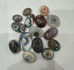Vente en gros de cabochons en agate naturelle, pierres précieuses de forme ovale en forme d'œil pour la méditation et la fabrication de bijoux - Product Image 1