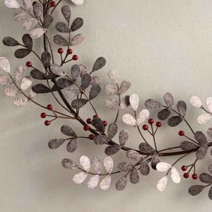 Corona de Hojas Grises Metálicas Rústicas con Detalles de Bayas Rojas, Perfecta para Decoración Minimalista de Pared en Otoño o para una Elegante Exhibición en Puerta - Product Image 3