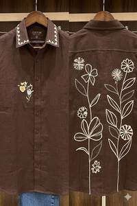 เสื้อเชิ้ตผู้ชายพรีเมียมสีน้ำตาล ผ้าฝ้ายปักลาย แขนยาว สไตล์ลำลอง ติดกระดุม ด้านหลังลายดอกไม้ - Product Image 4