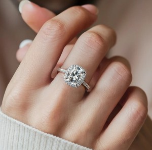 Bague de fiançailles et de mariage de luxe pour femme en argent sterling plaqué or 18 carats avec moissanite halo taille coussin de 4 carats - Product Image 3