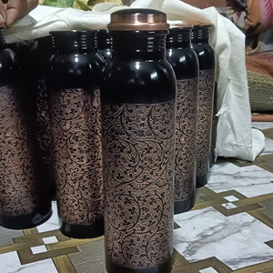 Ensemble de bouteille d'eau et de tasse en cuivre pur de qualité supérieure | Verres ayurvédiques pour la cuisine et la table | Vente en gros abordable d'Inde - Product Image 1