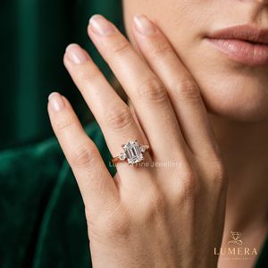 Anillo de Compromiso con Diamante Cultivado en Laboratorio, Corte Esmeralda, Estilo Clásico, con Diamantes Laterales Redondos, Regalo de Aniversario o Boda para Mujer - Product Image 6