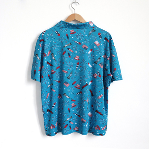 เสื้อเชิ้ตแขนสั้นผู้ชายลายพิมพ์ธงชาติสีน้ำเงิน ผ้าถักเนื้อนุ่ม ระบายอากาศได้ดี ทรงปกติ ผ้าฝ้าย 100% ตัดต่อสี - Product Image 2