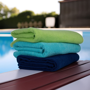 Serviettes de plage en microfibre recyclée à séchage rapide personnalisées, couleur unie, rayées - Product Image 3