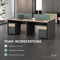 Poste de travail de bureau commercial moderne pour quatre personnes avec dessus en bois clair, panneaux de séparation verts et tiroirs de rangement pour dossiers