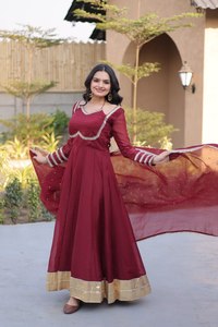 Colección de Vestidos de Compromiso con Bordado de Hilo Zari y Lentejuelas, Maravillosos y a la Moda, con Detalles Plateados - Product Image 3