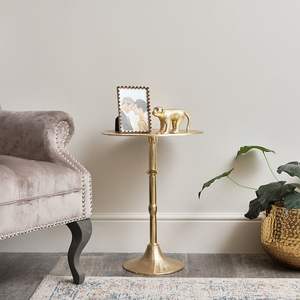 Table d'appoint élégante en métal avec plateau miroir et cadre doré pour une décoration glamour de chambre et de salon - Product Image 2