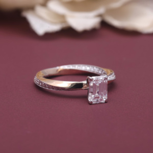 Bague de fiançailles solitaire croisée en argent sterling 925 massif, sertie de diamants de laboratoire taille émeraude certifiés IGI - Product Image 4