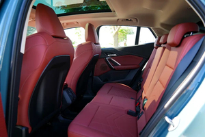 BMW X2 2.0 M Sport Marron SUV 2499cc 5 places 299ch 4 cylindres essence transmission automatique conduite à gauche 2026 - Product Image 4