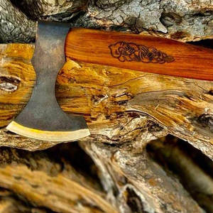 Hacha Vikinga Tomahawk de Grado Industrial Steel Craft International, Cabeza de Hacha de Acero al Carbono de Alta Calidad, Mango de Madera de Fresno de Damasco - Product Image 2