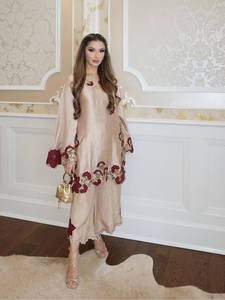 Salwar Kameez beige élégant avec broderie florale rouge, coupe classique, longueur cheville, tenue traditionnelle indienne et pakistanaise pour mariage et fêtes, pour femmes - Product Image 1