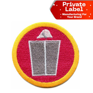Badges de club sur mesure, broderie personnalisée en fil de métal, fabrication OEM, badges personnalisés cousus à la main, applique couronne dorée - Product Image 1