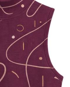 เสื้อครอปแขนกุดคอสูงสีแดงไวน์แบบมีริ้ว แต่งลายเส้นนามธรรม ทรงเข้ารูป ยืดหยุ่นได้ แฟชั่นสำหรับผู้หญิง - Product Image 6