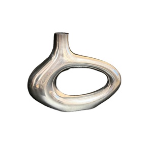 Vase à fleurs moderne de luxe en aluminium, pot décoratif en métal pour hôtel, restaurant et aménagement intérieur contemporain - Product Image 1