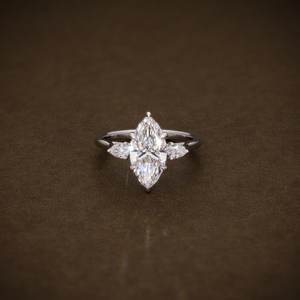 แหวนเพชรทรงมาร์คีส์มอยส์ซาไนต์สามเม็ดสำหรับผู้หญิง เงินแท้ 925 ของขวัญวันเกิด งานเลี้ยง เครื่องประดับสุดหรู ของขวัญแทนใจสำหรับคนรัก - Product Image 1