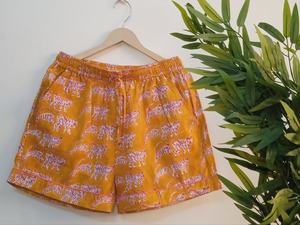 Pyjamas assortis tendance pour toute la famille – Combinaison de nuit en coton doux et confortable avec imprimé tigre moutarde. - Product Image 5