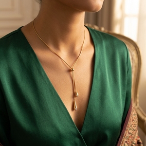 Collier Bolo ajustable en chaîne serpent dorée avec pampilles en forme de goutte polies et accents de diamants de laboratoire taillés pour fiançailles - Product Image 1