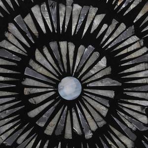 Plateau de service rond noir avec incrustation de coquillages, motif mosaïque soleil éclatant, bord surélevé et poignées latérales pour décoration de table - Product Image 6