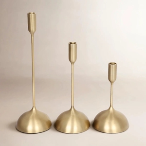 Ensemble de 3 bougeoirs coniques en laiton brossé, supports de bougies en métal à base dôme pour réceptions de mariage, tables à manger et décoration intérieure - Product Image 1