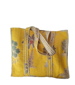 Sac fourre-tout pour femme en tissu matelassé bohème vintage fait à la main, personnalisable, avec fermeture éclair, design léger, poches intérieures, imprimé à la main - Product Image 1