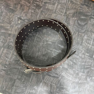 Ceinture en cuir véritable de qualité supérieure pour hommes avec boucle argentée mate et détails de rivets métalliques - Product Image 4