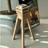 Brûleur à Bakhoor moderne en bois sur pied avec accent en cuir. Encensoir de luxe pour la maison, objet décoratif pour l'encens