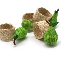 Rustieke, ecovriendelijke, handgemaakte rieten citroen servetring met natuurlijk fruitdesign voor de eettafel, zomerdecoratie en evenementen