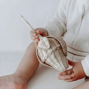 Adorables mordedores con forma de fresa para bebés, sonajeros de ratán tejidos a mano, juguetes para niños. - Product Image 4