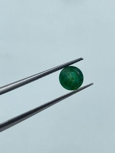 Gema de Esmeralda Verde Natural, Forma Redonda, 0.60 Quilates, 5.50MM, para Joyería, R.K. GEMS & JEWELLERY, Modelo RK118 - Product Image 2
