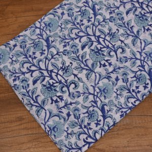 Tela de Algodón Blanco Premium Estampada a Mano con Diseño de Flores Azules y Hojas de Vid para Confección de Ropa y Decoración - Product Image 1