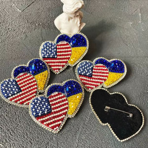 Broche en cristal perlé double cœur pour vêtements, personnalisable, avec drapeaux USA et Ukraine, en verre - Product Image 1