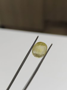 พลอยแซฟไฟร์สีเหลืองพรีเมียม 6.70 กะรัต รูปทรงวงรี สำหรับแหวนหมั้นและเครื่องประดับชั้นดี - Product Image 2