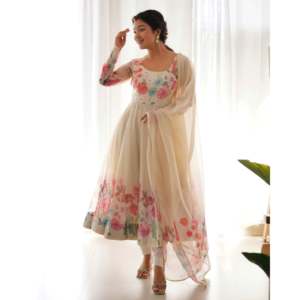 ชุดผ้าไหมแก้วอ่อนนุ่มสีงาช้าง - Product Image 5