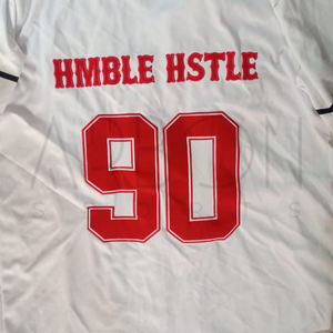 Camiseta de Béisbol Blanca con Botones y Estampado Gráfico Rojo, de Poliéster de Secado Rápido, con Bordado 3D, de Última Tendencia, de un Buen Proveedor - Product Image 3