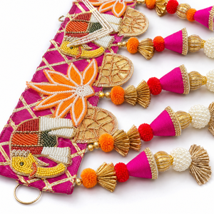 Bandhanwar Toran Hecho a Mano con Borlas de Perlas y Flores Magenta, Decoración Festiva para Puerta, Regalo para Diwali, Bodas y Entrada del Hogar - Product Image 4