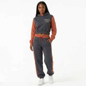 Ensemble de survêtement court pour femme avec options de couleurs bicolores, veste courte à capuche avec poche zippée sur la manche - Product Image 1