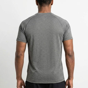T-shirt de sport élégant conçu pour les séances d'entraînement, la course à pied, les séances de sport et les tenues athlétiques de tous les jours. - Product Image 4